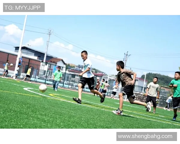 足球明星亲临谢家庄小学与孩子们共度难忘足球时光