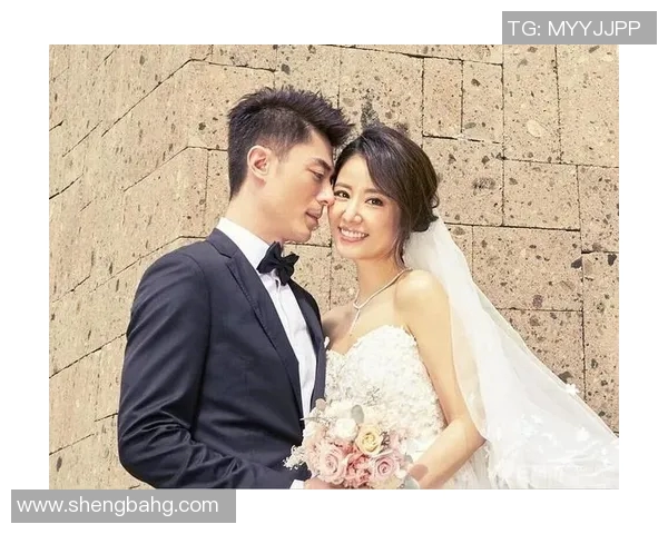 足球明星夫妇甜蜜互动互喂狗粮展现恩爱生活瞬间引发粉丝热议